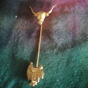 Longhorn pin